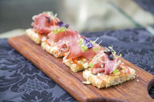 Bruschetta de Pão de Campo - Bruschetta de pão do campo com mussarela artesanal, tomate italiano, manjericão e presunto ibérico finalizado com bom azeite extra virgem, no 72 NY Pub: R$25 (serve 1 pessoa) - Foto: Divulgação