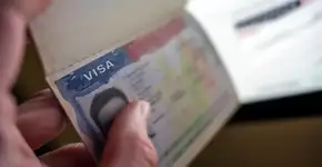 Fila para visto americano no Brasil volta a crescer