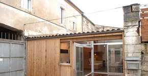 Arquiteto transforma garagem velha e cheia de lixo numa bela casa