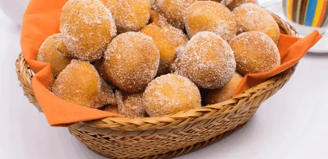 Bolinho de chuva sequinho e com gostinho de infância