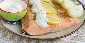 Salmão assado com molho de mostarda