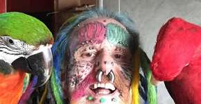 Britânico faz operação para remover orelhas e parecer com arara