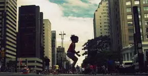 Corda, amarelinha e corrida de saco: Paulista aberta recebe brincadeiras de rua aos domingos