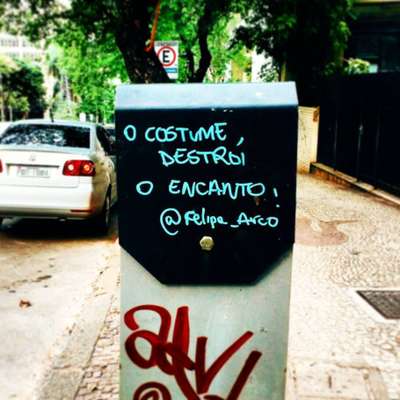 Graffiti sem local especificado, clicado por @isam0ra