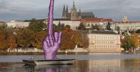 Conheça o trabalho de David Černý, o artista checo que mostrou um dedo do meio gigante para o governo