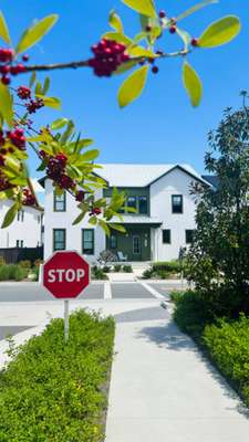 Ruas sinalizadas no condomínio imenso que forma o resort