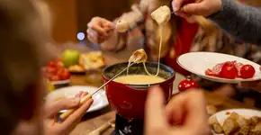 Fondue sem panela: 3 jeitos simples de improvisar em casa