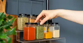 Por que os chefs nunca guardam temperos na prateleira: o lugar secreto que preserva sabor por meses