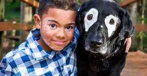 Conectados pelas manchas: menino encontra cão com vitiligo