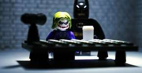 Designer coloca heróis de LEGO em ação