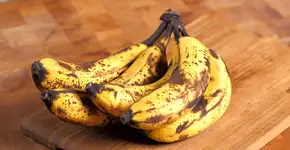 Truque simples faz suas bananas durarem mais sem escurecer