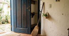 Para que serve deixar uma vassoura atrás da porta quando visita indesejada chega? O que isso significa?