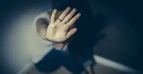 Jovem é agredida pelo companheiro por causa de música sertaneja