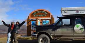 Casal viaja do Alasca até a Patagônia em carro que usa óleo de cozinha como combustível