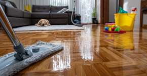 Excesso de detergente no piso acumula mais sujeira do que limpa