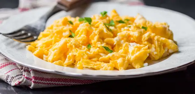 Aprenda fazer os melhores ovos mexidos de todos em 2 minutos