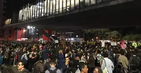Protesto fecha Paulista em direção ao Centro