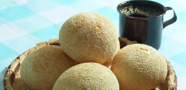 Pão de queijo de frigideira pronto em poucos minutos