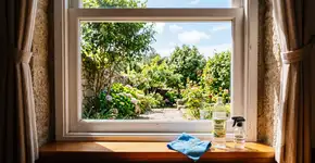 Um truque secreto para janelas perfeitamente limpas: adicione isso à água e esqueça as manchas em um minuto