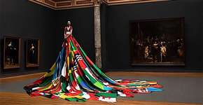 Trans usa vestido com bandeiras de 72 países onde ser gay é crime