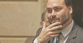 Carlos Bolsonaro é citado como chefe de organização criminosa por juiz do Rio