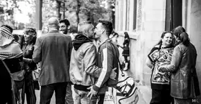 Ensaio captura demonstrações de amor e carinho em espaços públicos