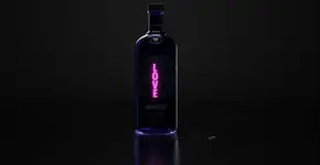 Marca de vodca escreve amor com tinta de mensagens de ódio