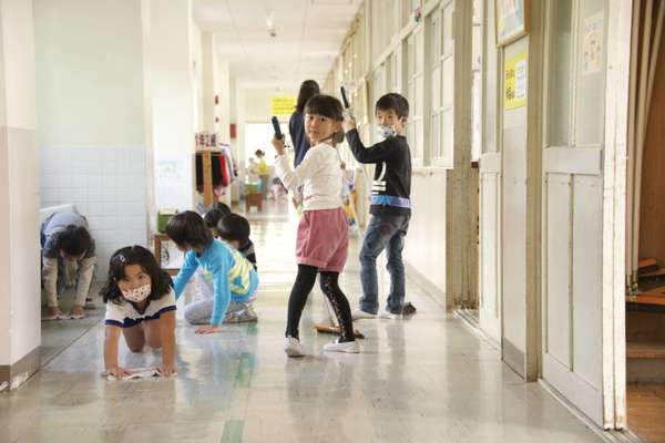 Nos colégios do país, não existem refeitórios e os alunos comem na própria sala de aula (Foto: Marcelo Hide / Fotos Públicas)