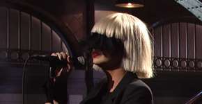 Sia surpreende a ser totalmente honesta sobre atraso para show