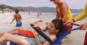 Projeto leva cadeirantes para conhecerem a praia em Florianópolis