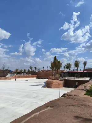 A piscina foi concebida para atender públicos de todas as idades, com ondas que variam em intensidade e ritmo