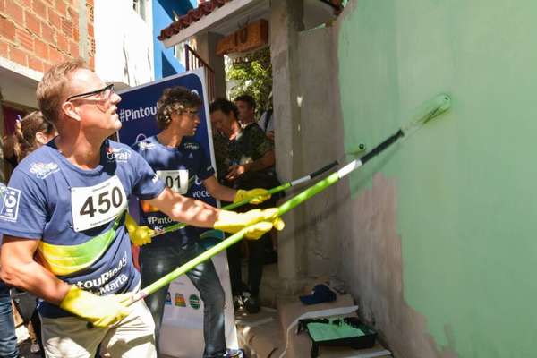 Guga participa da pintura.