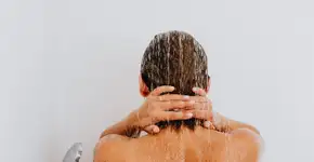 Tomar banho com chinelo? Entenda o que dizem os especialistas