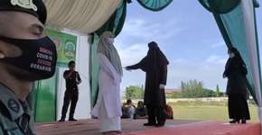 Por sexo antes do casamento, mulher recebe 100 chibatadas na Indonésia