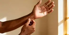 Aquela dor chata no punho tem culpado que você segura todo dia