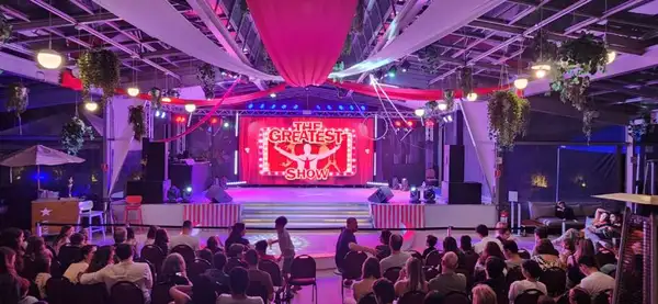 Todas as noites ocorrem shows temáticos