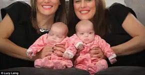 Gêmea idêntica se surpreende quando dá à luz a gêmeos idênticos