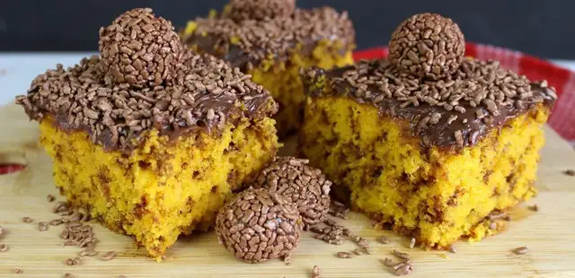 Bolo formigueiro de cenoura com calda de chocolate