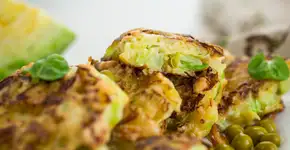 Abobrinha empanada na airfryer: um snack irresistível