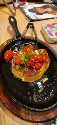 Queijo burrata com tomates confitados e pão rústico