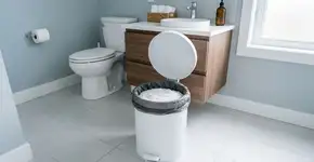 Para que serve colocar sal grosso no fundo do lixo do banheiro e como aplicar da forma correta