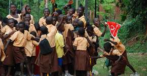 Em Gana, crianças geram energia elétrica enquanto brincam