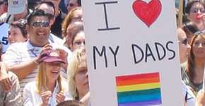 Casal gay conquista direito a licença trabalho depois de adotar quatro crianças