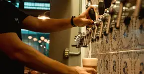 Chope direto da fábrica? 7 bares que oferecem essa experiência única