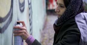 No Afeganistão, grafiteiras apagam sinais da guerra e opressão com tinta e spray