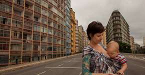 Fotógrafo registra mulheres amamentando seus filhos em lugares públicos