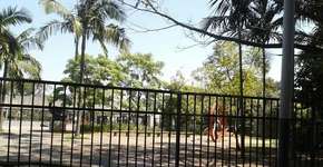 Grade no jardim do MuBE impede acesso dos visitantes do MIS