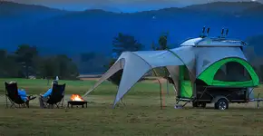 Reboque vira barraca de camping para economizar espaço na viagem