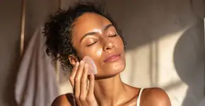 Massagem gua sha para um contorno facial mais definido