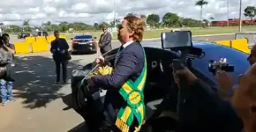 Bolsonaro coloca humorista para distribuir bananas a jornalistas